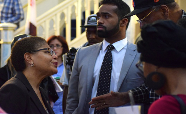 Rep. Karen Bass meet with Angelenos in South L.A. after asking for suggestions to improve police-community relations. |  Arielle Samuelson/Neon Tommy