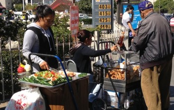 South LA residents often have to choose between health and convenience, like when passing street vendors on Vermont Ave. | Photo by Alissa Walker (Flickr Creative Commons)