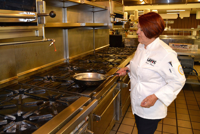 Grace Flores receives training as a chef in the international kitchen of LATTC. Through this training, she would be able to apply for a job with a higher salary.  | Photo by Araceli Martínez for La Opinión