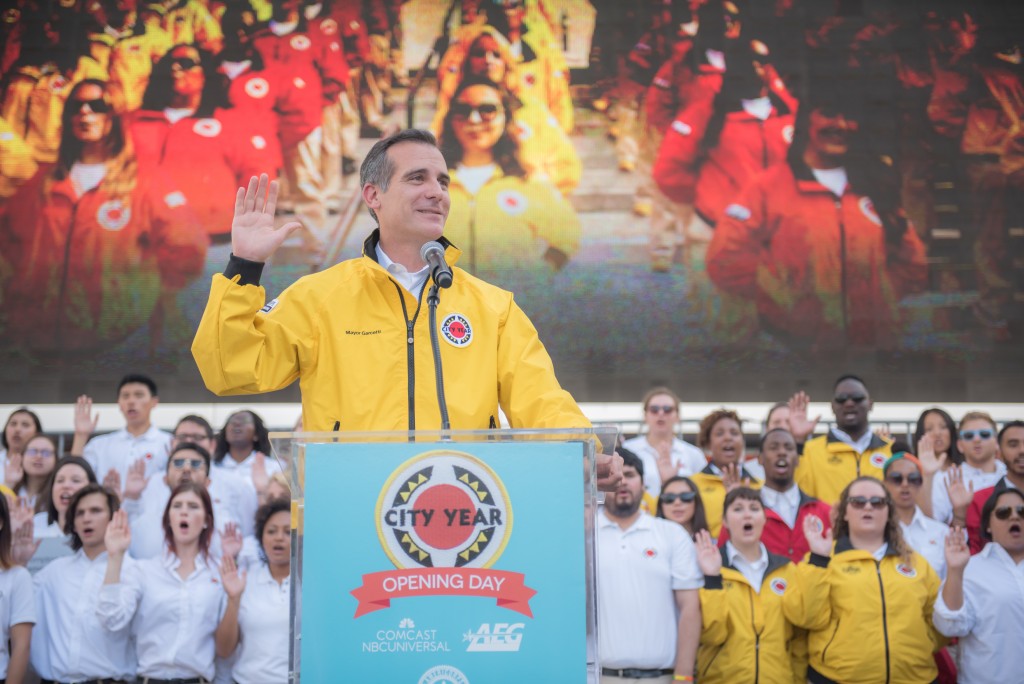 Mayor Eric Garcetti leading the City Year Corps pledge with its Los Angeles members behind him.